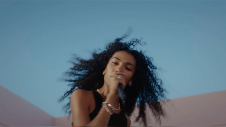 Olivia dean performing