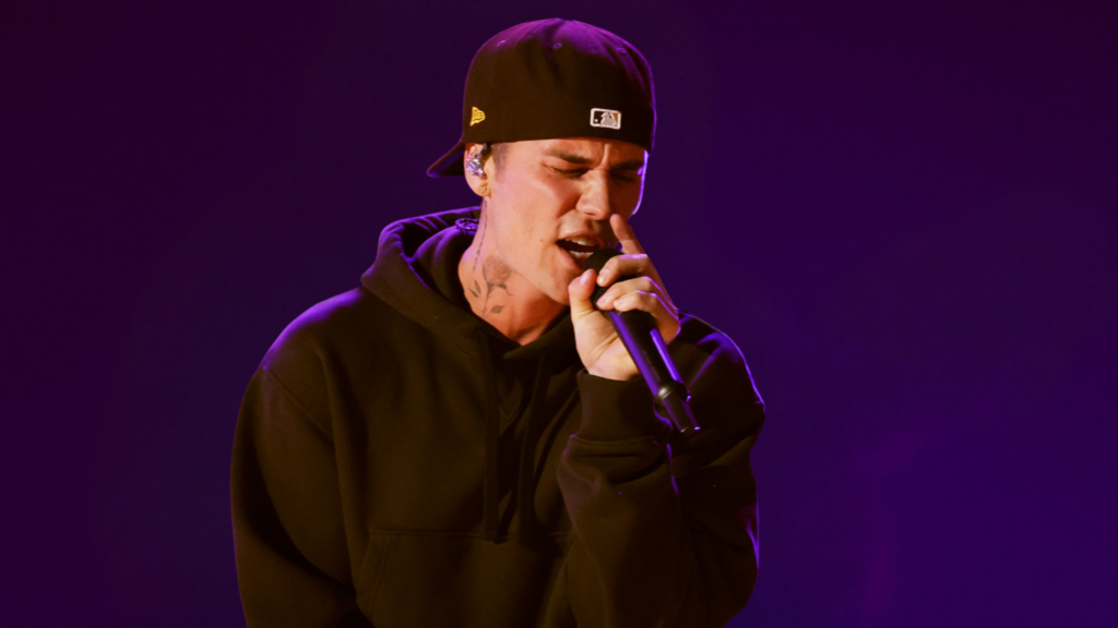 justin bieber performing